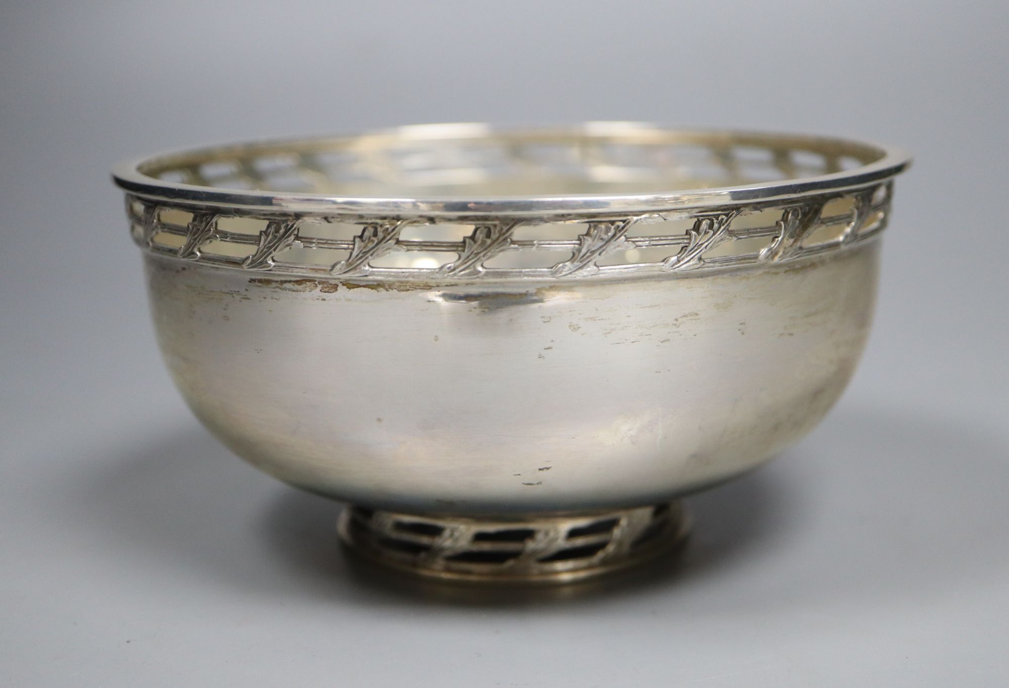A modern silver circular bowl, with pieced border and foot, Albert Edward Jones Ltd, Birmingham, 1988, diameter 13.3cm, 9.5oz.